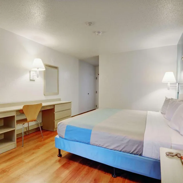 غرفة بسرير كينج للمدخنين، Motel6 Newport, RI 2/6