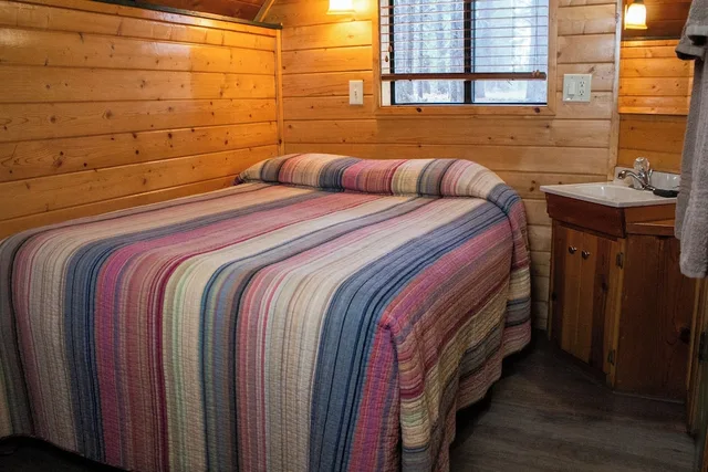 كابينة بسريرين مزدوجين بحمام خاص، Arizona Mountain Inn and Cabins 2/4