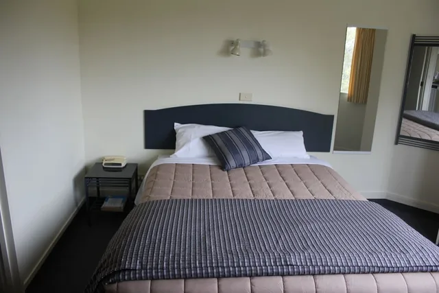 Spa, Family, Suite, Queen and Twin Beds, Ground Floor، Baycourt Lakefront Motel 3/9