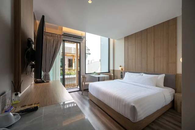 غرفة ديلوكس بسرير كينج بإطلالة على المسبح بشرفة، SHAN Villas Sukhumvit 5/6