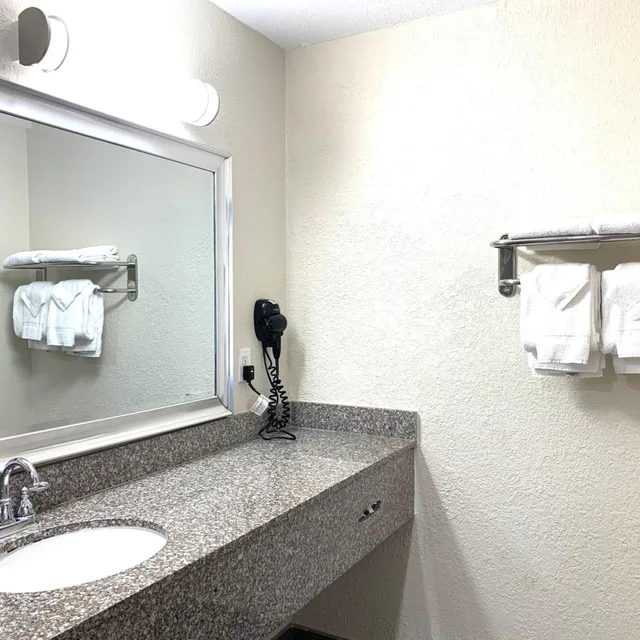 Room, 2 Queen Beds, Parking Lot View، Rodeway Inn and Suites Fort Lauderdale Airport and Cruise Port 9/10