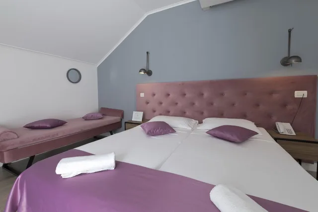 غرفة بسرير مزدوج أو سريرين منفصلين بإطلالة جزئية على البحر، Perla Hotel Dubrovnik 4/10