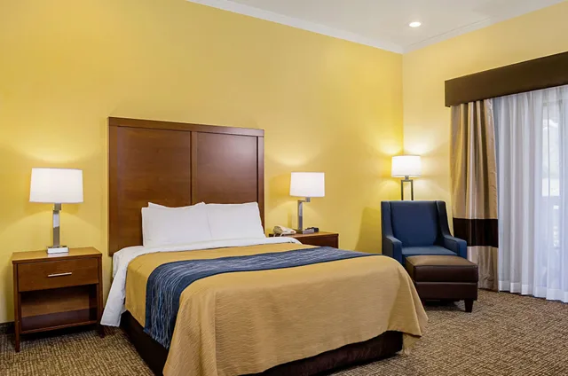 غرفة قياسية بسرير كوين، Comfort Inn Monterey Peninsula Airport 4/10