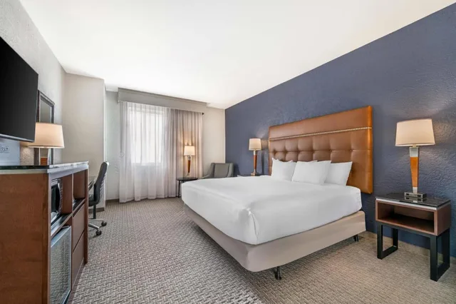 غرفة بسرير كينج في طابق مرتفع لذوي الإعاقة، Drury Inn & Suites Flagstaff 2/4