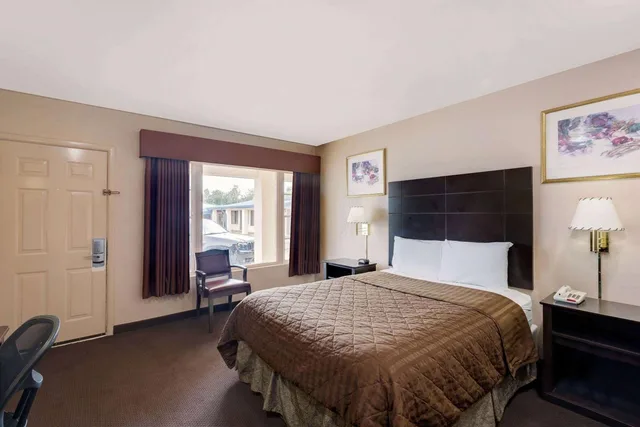 غرفة بسرير كوين للمدخنين، Travelodge by Wyndham Ozona 1/4