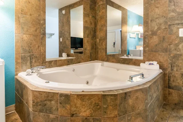 غرفة بسرير كينج بجاكوزي، Motel6 Farmington Hills, MI - Northwest - Farmington Hills 10/10