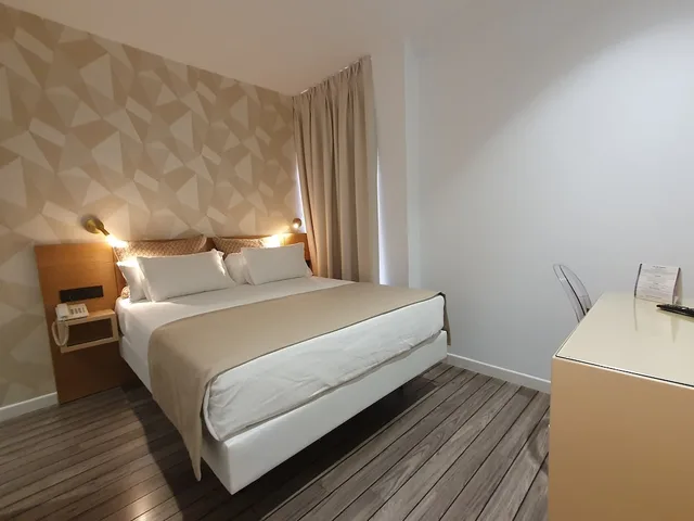 غرفة اقتصادية بسرير كوين، La Boutique Puerta Osario 2/4