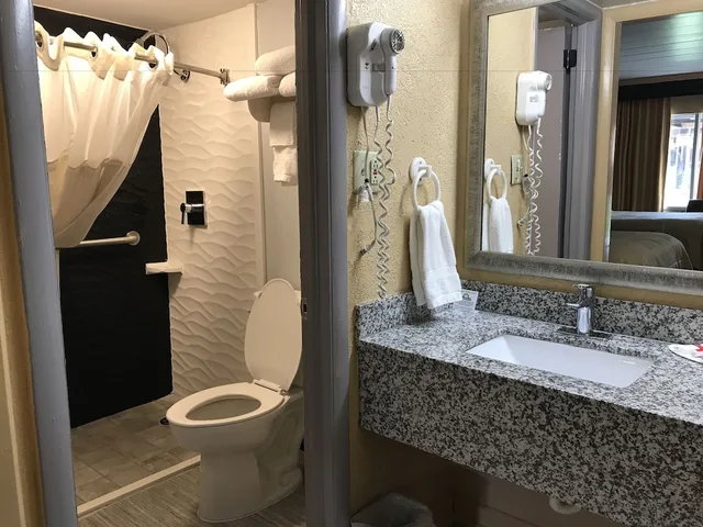 غرفة أساسية بسرير كينج بحمام خاص، Durham/Near Duke University 8/10