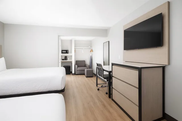 غرفة بزنس رباعية بسرير كوين، Travelodge By Wyndham LAX South 2/4