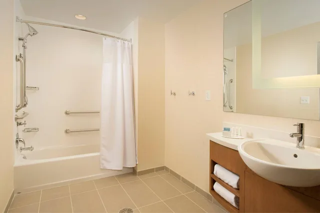 استوديو بسرير كوين مع أريكة بحوض استحمام لذوي الإعاقة، Springhill Suites Bridgeport Clarksburg 4/6