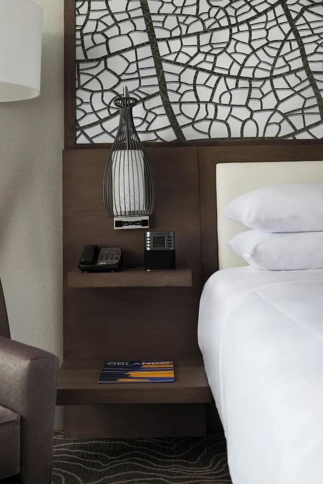 غرفة بسرير كينج مع أريكة، Orlando Airport Marriott Lakeside 2/5