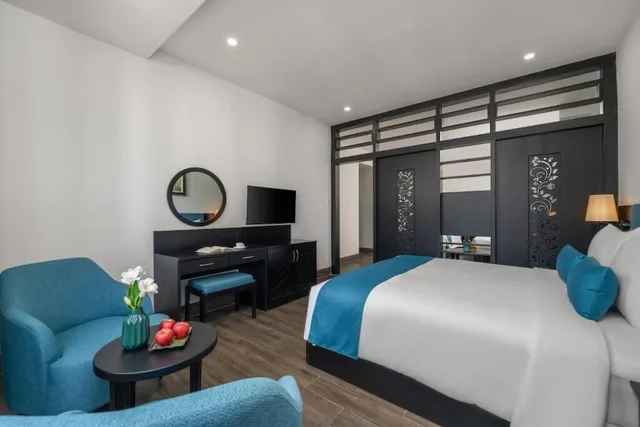 2 Bedrooms, Junior, Twin Beds, King Bed, Vian Hotel 4/7