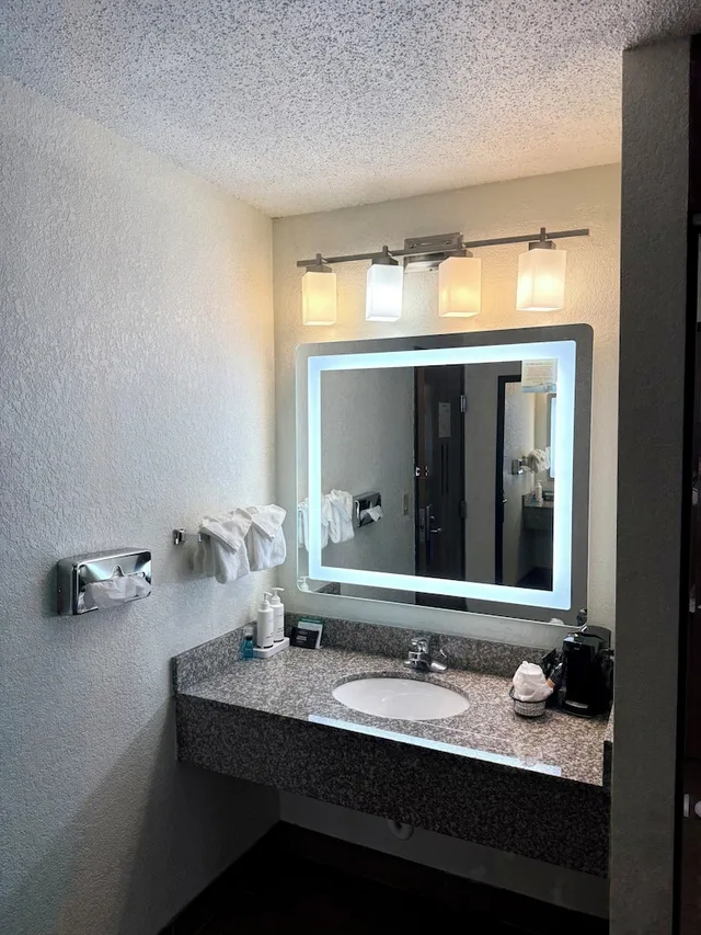 Room, 2 Queen Beds, Ramada by Wyndham Glendale Heights/Lombard 6/6