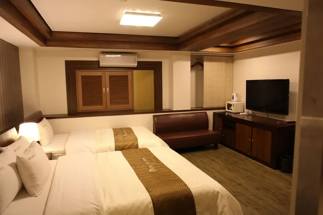 غرفة ديلوكس بسرير مزدوج وسرير فردي، Hill House Hotel 3/6