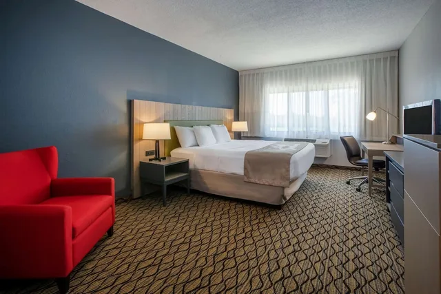 جناح كبير بسرير كينج بمطبخ صغير بحوض استحمام، Days Inn & Suites by Wyndham Rochester Hills MI 1/4
