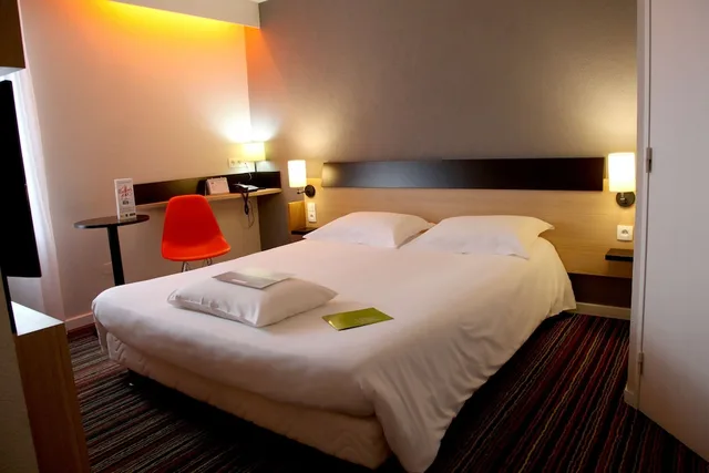 غرفة سوبيريور رباعية بسرير مزدوج وسريرين منفصلين، Hotel Kyriad Tours Sud - Chambray Les Tours 4/6