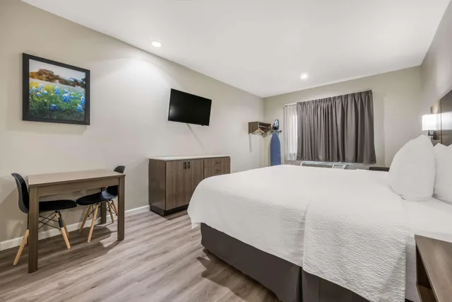 غرفة بسرير كينج، SureStay Studio by Best Western Conroe Downtown 3/7