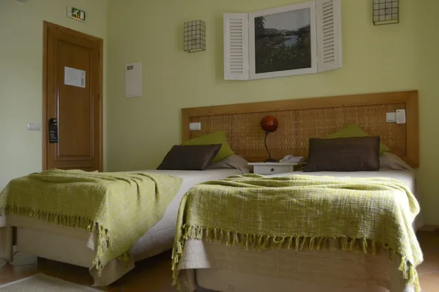 غرفة بسرير مزدوج وسريرين منفصلين بشرفة، Kiras Boutique Hotel 3/3
