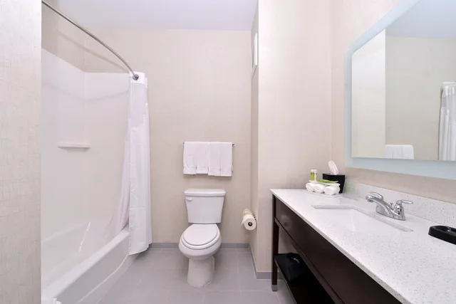 غرفة قياسية بسريرين كوين لذوي الإعاقة، Holiday Inn Express Amp Suitesloma Linda San Bernardino S 3/4