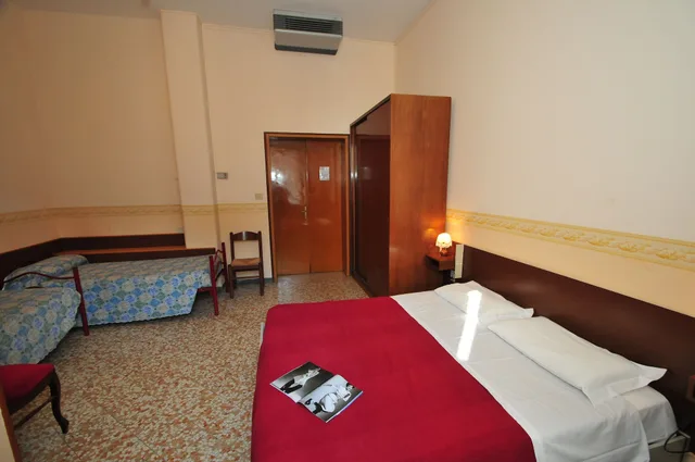غرفة كلاسيكية بسريرين منفصلين بحمام خاص، Locanda Sant'anna 1/5