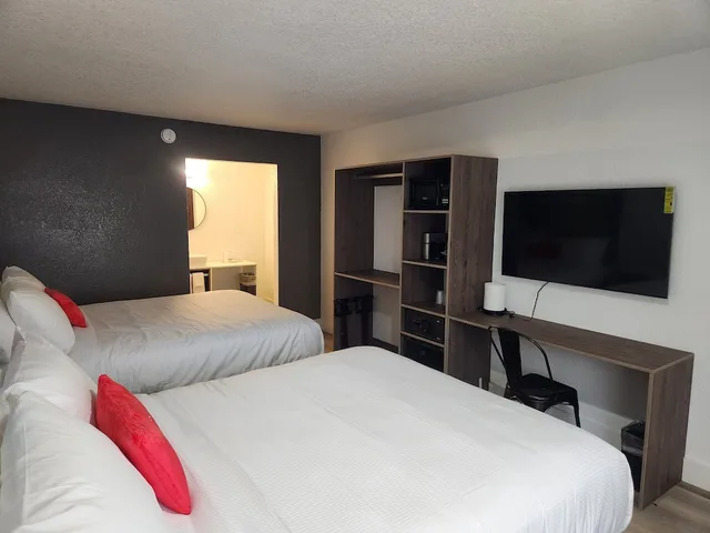 غرفة بسريرين كوين بإطلالة على الفناء، Baymont by Wyndham Jacksonville Airport 2/7
