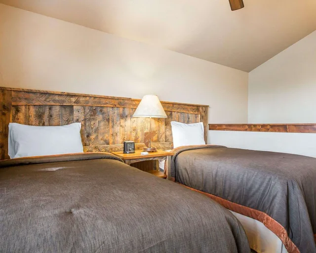 جناح بسرير كينج وسريرين منفصلين بإطلالة على النهر مع أريكة، Yellowstone Valley Lodge Ascend Hotel Collection 2/8