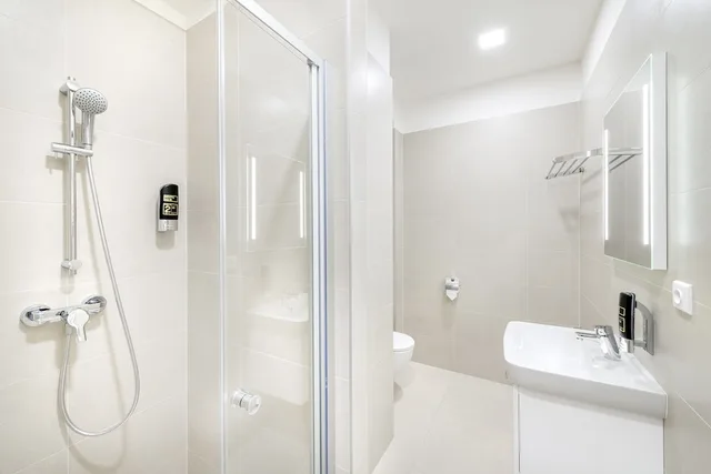 بنتهاوس حصري بسريرين كوين بإطلالة على المدينة بشرفة بغرفتي نوم مع أريكة، Downtown Suites Belohorska 8/10