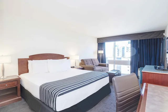 غرفة بريميوم بسرير كينج مع أريكة في طابق مرتفع، Sandman Hotel Montreal-Longueuil 3/7