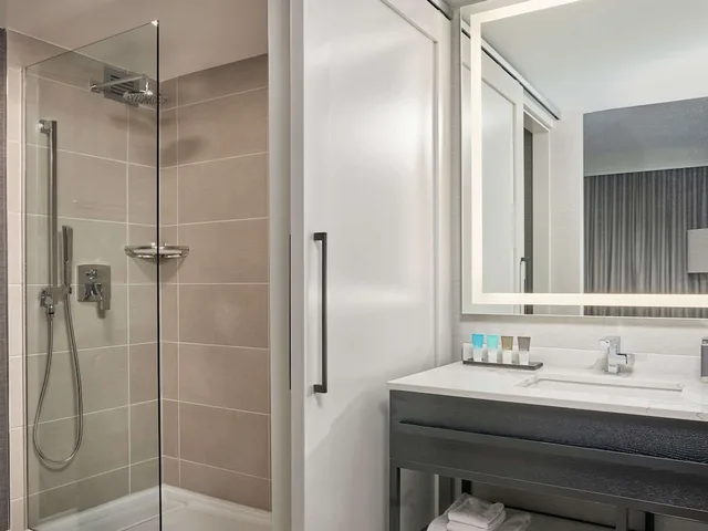 غرفة بسرير كينج مع أريكة في طابق مرتفع، Hyatt Regency Deerfield 2/2