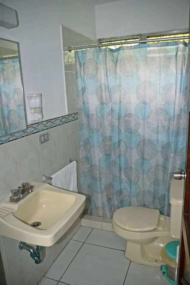 Tower, Queen Bed, Shared Bathroom، Oh Espana 4/5