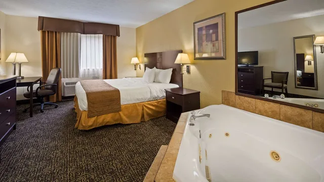 غرفة بسرير كينج بجاكوزي، Best Western Inn Elyria 6/6