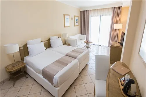 جناح جونيور بإطلالة على الحديقة بشرفة، Maritim Antonine Hotel and Spa Malta 1/1