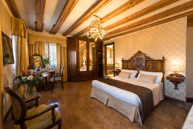 Grand, Canal, Junior Suite, Bridge or Rialto Bridge View، Palazzo Bembo 1/1