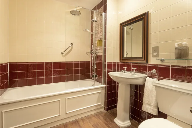 غرفة كلاسيكية بسرير كينج، Thainstone House Spa and Hotel 2/2