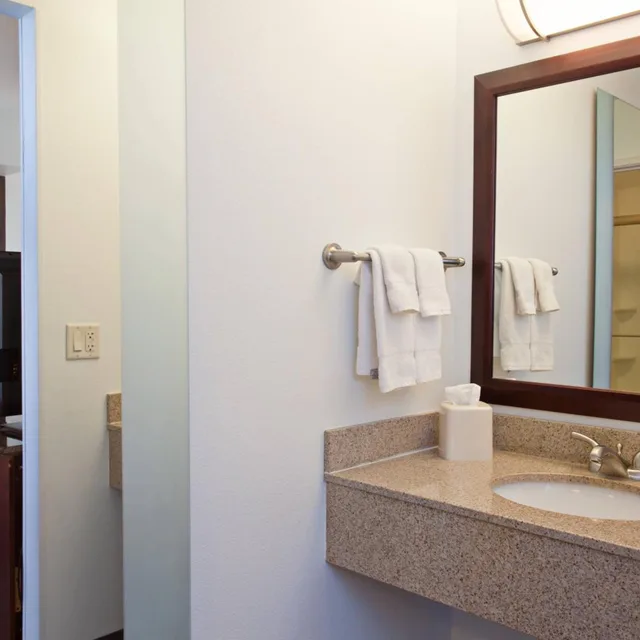 جناح بسرير كينج مع سرير سحّاب إضافي مع أريكة بحوض استحمام لذوي الإعاقة، SpringHill Suites by Marriott El Paso 4/7