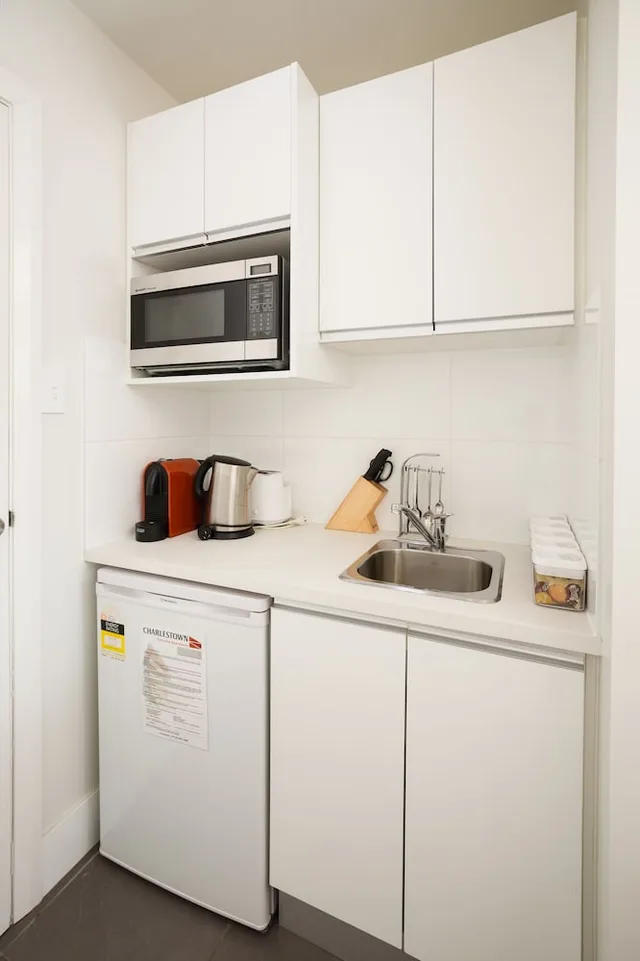 Studio, King Bed, Kitchenette, Ground Floor, Charlestown Executive Apartments 7/10