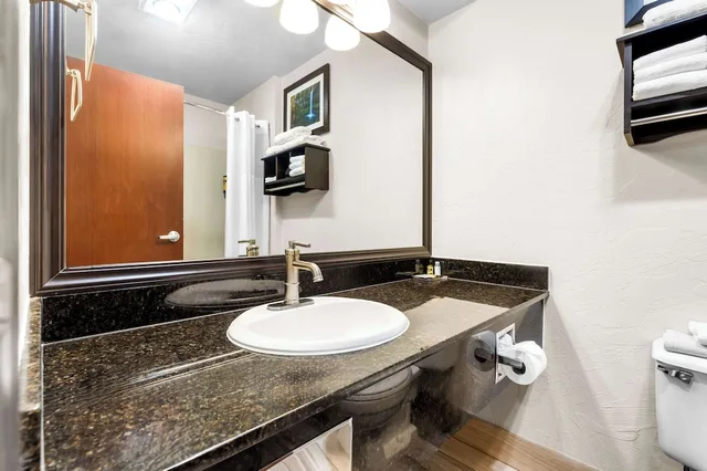غرفة قياسية كبيرة بسرير كينج، Best Western Plus Parkway Inn. 4/7