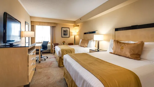 غرفة قياسية بسرير كينج وسريرين كوين، Monte Carlo Inns And Suites Downtown Markham 2/10