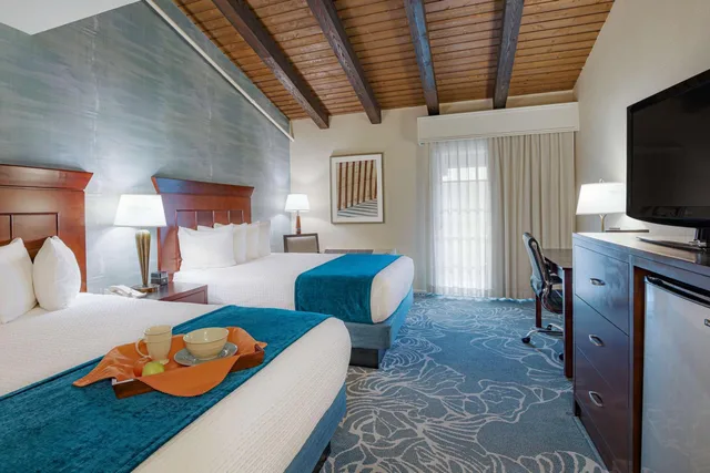 غرفة بسريرين كوين بإطلالة على الفناء، Best Western Plus Carpinteria Inn 1/10