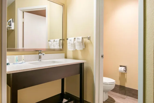 Room, 2 Queen Beds, Accessible, Quality Inn & Suites Albany Corvallis 2/2
