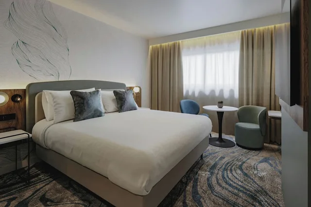 غرفة تنفيذية بسرير كينج مع أريكة، Le Meridien Paris Arc De Triomphe 1/4