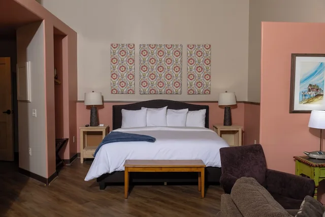 Design, Suite, King Bed, 2 Murphy Beds, with View، Blue Wave Inn 3/6