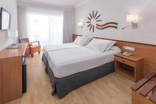 غرفة قياسية بسريرين منفصلين بإطلالة على المسبح، Las Vegas Salou 1/2