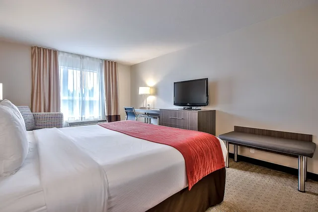 غرفة قياسية بسرير كينج، Comfort Inn and Suites South Calgary 2/3