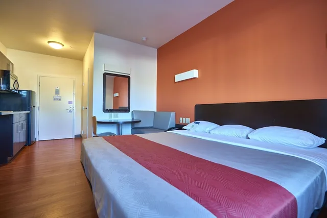 Deluxe, King Bed, Kitchenette, Motel6 Wilkes Barre, PA - Arena 1/9