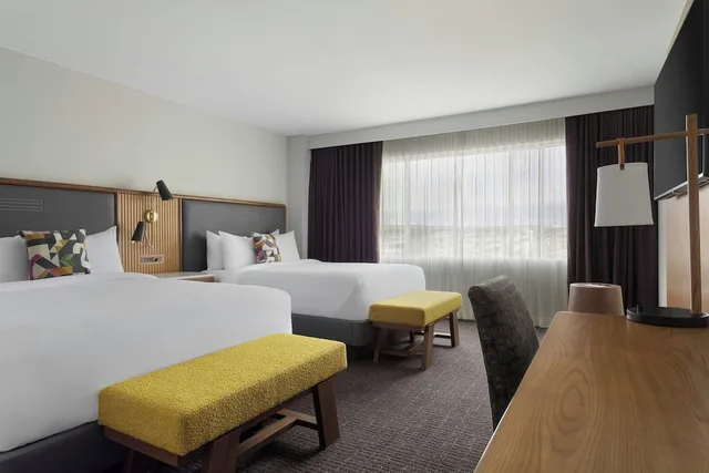 استوديو بريميوم بسريرين كوين، Crowne Plaza Suites Arlington 3/10