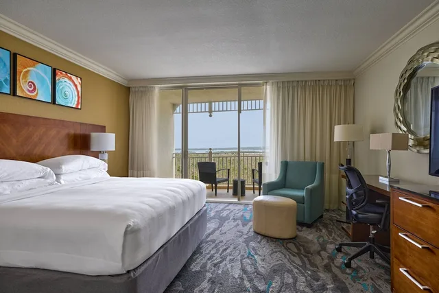 Guest Room, King Bed, Water View, Balcony, Captiva Tower، Marriott Sanibel Harbour Resort And Spa 2/10