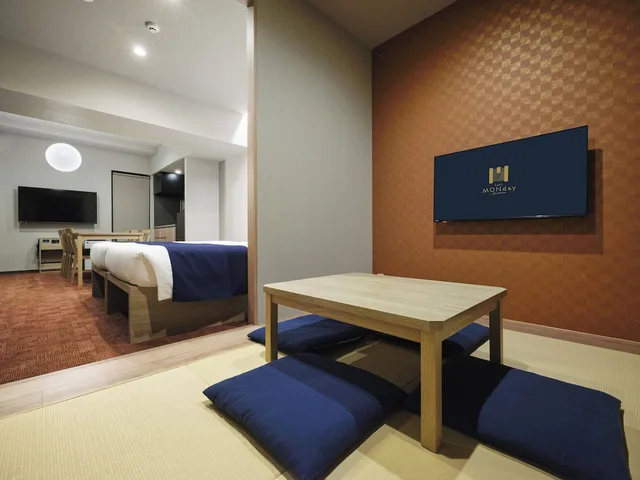 غرفة يابانية بسريرين منفصلين وفرشتي فوتون مع أريكة، MONday Apart Premium Nihonbashi 3/7