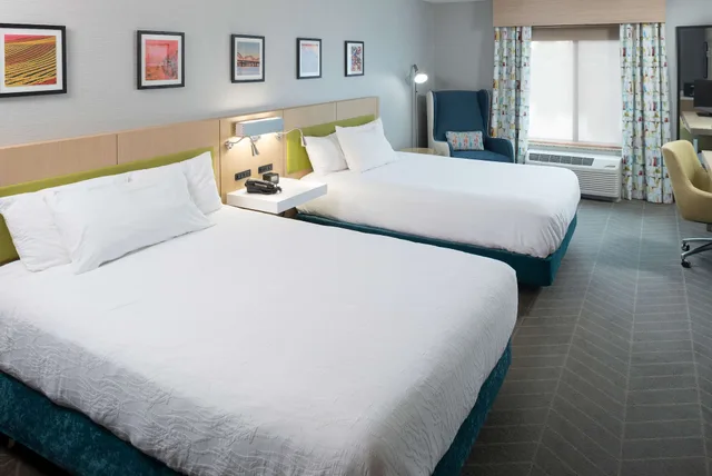 غرفة بسريرين كوين بإطلالة على النهر، Hilton Garden Inn Sioux City Riverfront 2/3