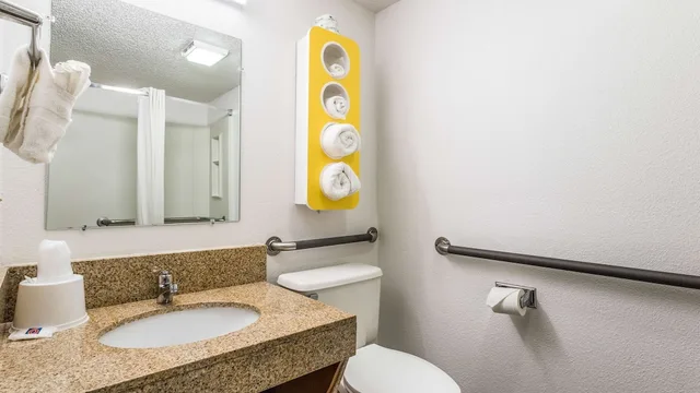 1 Queen Bed - Premium, Mini fridge، Motel6 Elk Grove Village, IL 5/7